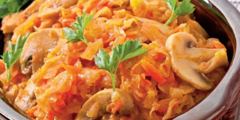 Solyanka sa šampinjonima: sa kupusom, biberom, sirom i kobasicom, recepti sa fotografijama